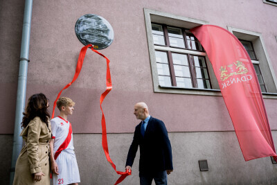 100-lecie obchodów KS Gedania. Punkt pierwszy - odsłonięcie tablicy państwa Bellwonów