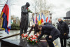 100 rocznica urodzin W. Bartoszewskiego. Złożenie kwiatów pod pomnikiem w Sopocie