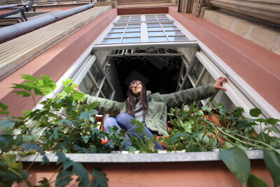 100. urodziny Tadeusza Różewicza w oknach Głównego Miasta