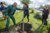 Akcja sadzenia drzew w alei Macieja Płażyńskiego w Gdańsku Letnicy