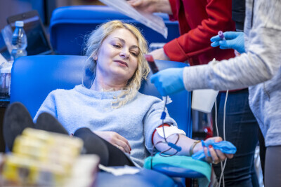 Ambulans do pobierania krwi pod Urzędem Miejskim 