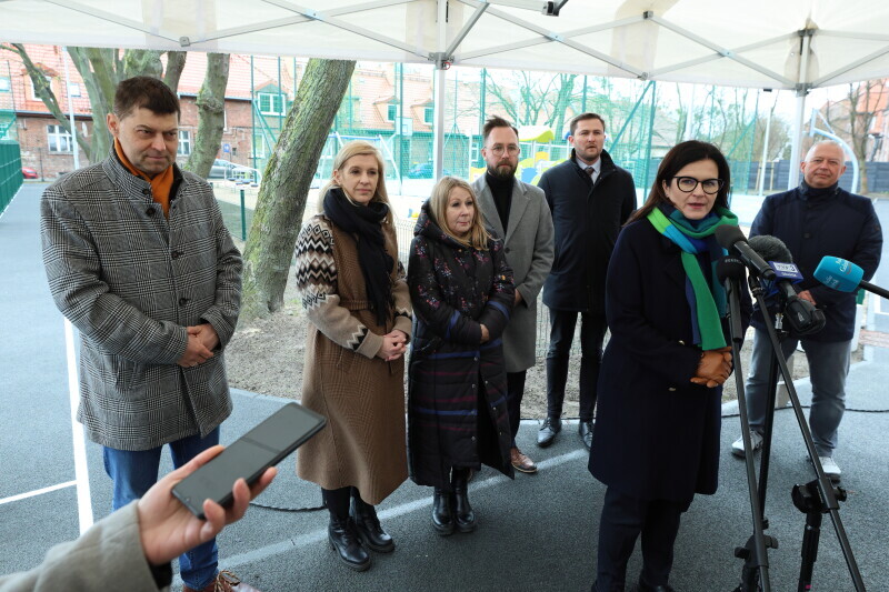Zdjęcie Briefing prasowy którego tematami były: przekazanie boisk oraz placu zabaw Szkole Podstawowej nr 49 w Gdańsku, a także planowana budowa basenu u zbiegu ul. Kościuszki i al. Legionów 5