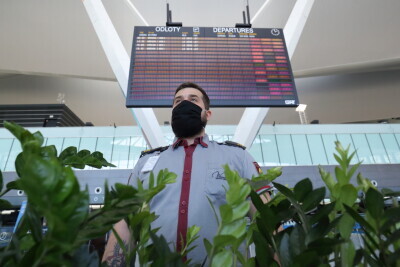 Briefing prasowy rygor sanitarny na lotnisku