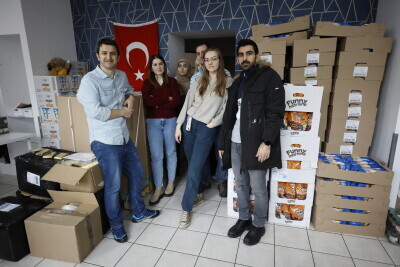 Briefing prasowy w punkcie zbiórki pomocy materialnej dla ofiar trzęsienia ziemi