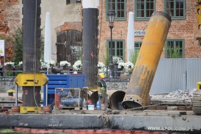 Budowa zwodzonej kładki dla pieszych przez Motławę