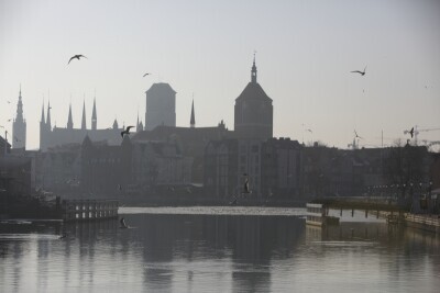 Budowa zwodzonej kładki dla pieszych przez Motławę 