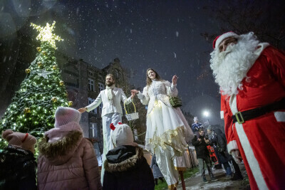 Rozbłysła iluminacja na choince przy ul. Toruńskiej