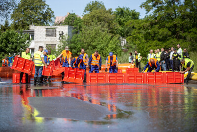 Cwiczenia przeciwpowodziowe na ulicy Cedrowej