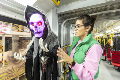 Dekorowanie tramwaju na Halloween
