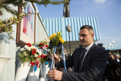 Działacze Euromajdanu przed Bramą nr 2 Stoczni Gdańskiej