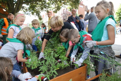Dzieci posadziły zioła