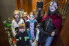 Dzieci zbierające cukierka w dniu świeta Halloween