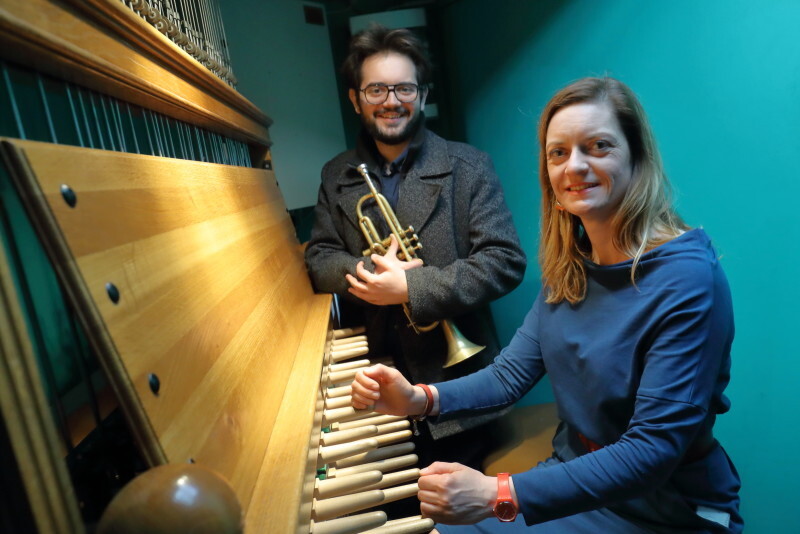 Monika Kaźmierczak grająca na carillonie i Emil Miszk stojący obok trzymający trąbkę