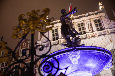 Dzień Wcześniaka. Fontanna Neptuna podświetlona na fioletowo