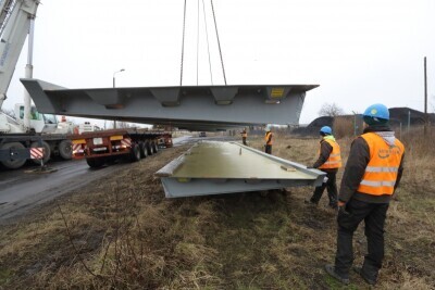Elementy przęsła kładki na Ołowiankę dotarły do Gdańska