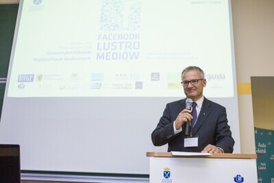 Facebook lustro mediów