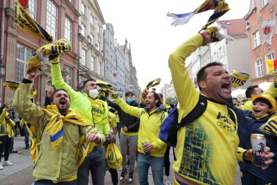 Feta kibiców Villarreal i Manchesteru na Długiej i Długim Targu.