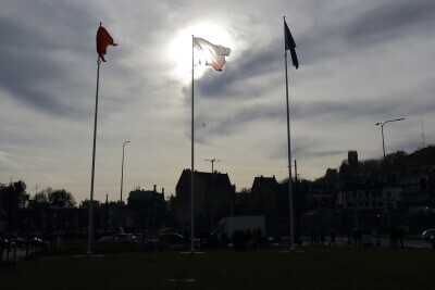 Flagi na masztach przy Węźle Groddecka