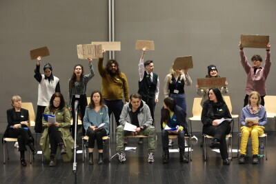 Głos wsparcia dla Ukrainy. Czytanie performatywne połączone ze zbiórką na rzecz osób dotkniętych wojną.