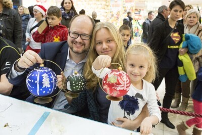 Gwiazdy malują bombki