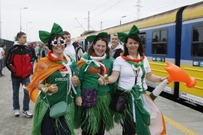 Irlandczycy i Hiszpanie w drodze na stadion