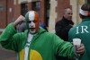 Irlandczycy i Hiszpanie w drodze na stadion