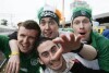 Irlandczycy i Hiszpanie w drodze na stadion