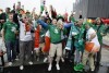Irlandczycy i Hiszpanie w drodze na stadion