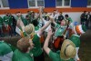 Irlandczycy i Hiszpanie w drodze na stadion