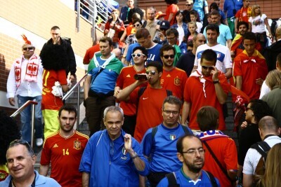 Kibice hispańscy i włoscy w drodze na mecz