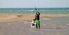 Kitesurfer czeka na dobry wiatr