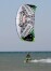 Kitesurfer czeka na dobry wiatr