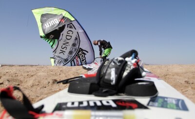 Kitesurfer czeka na dobry wiatr