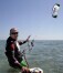 Kitesurfer czeka na dobry wiatr