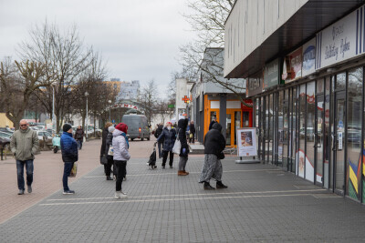 Kolejki do sklepów, poczty, apteki