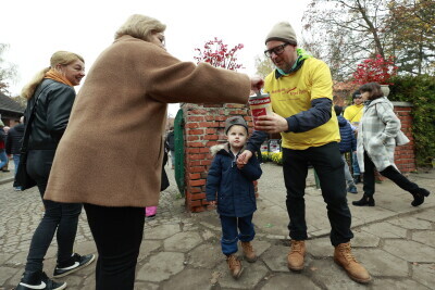 Kwesta na cmentarzu Srebrzysko na rzecz Hospicjum im. ks. Dutkiewicza .