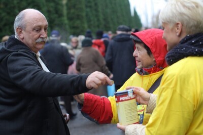 Kwestowanie na cmentarzu Łostowickim na rzecz Hospicjum im. ks. E. Dutkiewicza
