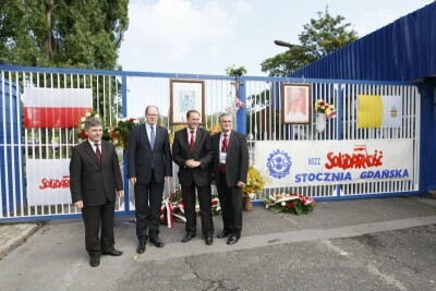 Kwiaty pod historyczną bramą