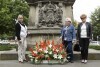 Kwiaty pod pomnikiem Jana III Sobieskiego