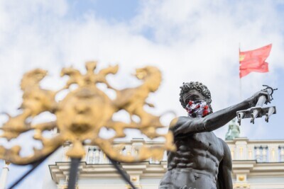 Maseczki na pomnikach