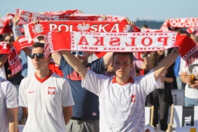 Mecz Polska - Irlandia Płn. Transmisja na plaży w Brzeźnie