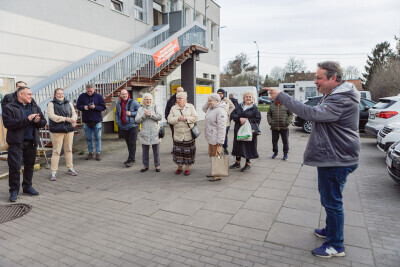 Mieszkańcy dzielnicy Przeróbka, żegnają uroczyście ulubionego listonosza