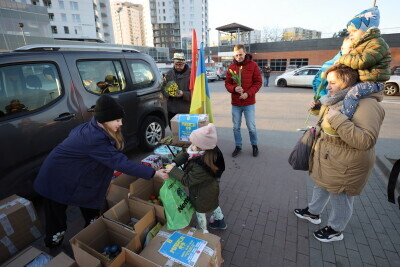 Mobilny punkt zbiórki na rzecz pomocy Ukrainie.