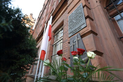 Modlitwa i złożenie kwiatów przy tablicy pamiątkowej  Viktoriaschule
