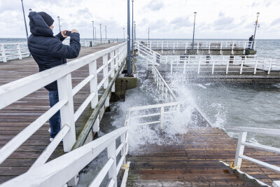 Molo w Brzeźnie zamknięte z powodu sztormu