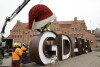 Montaż choinki na Długim Targu i przystrojenie napisu Gdańsk