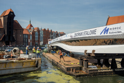 Montaż kładki na Wyspę Spichrzów