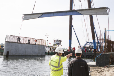 Montaż przęseł mostu w Sobieszewie