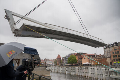 Montaż zwodzonego przęsła kładki pieszej na Ołowiankę