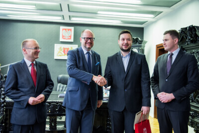 Motorniczy odbiera gratulacje od Prezydenta Gdańska